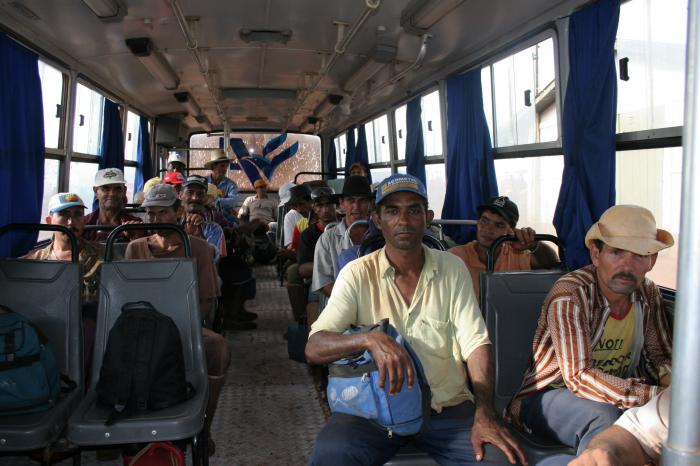 veldwerkers in de bus